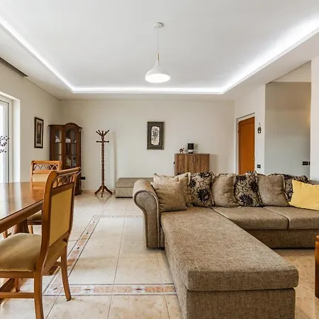 New Bazaar Panorama By Pikhost Apartamento Tirana