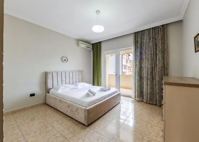 New Bazaar Panorama By Pikhost טיראנה