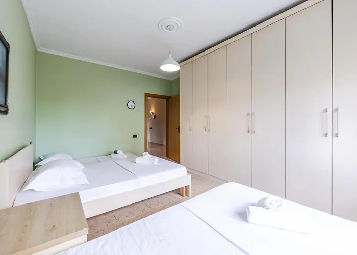 New Bazaar Panorama By Pikhost טיראנה